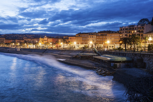 Frankreich, Provence-Alpes-Côte d'Azur, Nizza, Stadtansicht zur blauen Stunde - ABOF00367