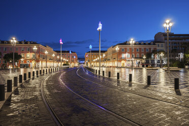 Frankreich, Provence-Alpes-Cote d'Azur, Nizza, Straßenbahn auf der Place Massena zur blauen Stunde - ABOF00368