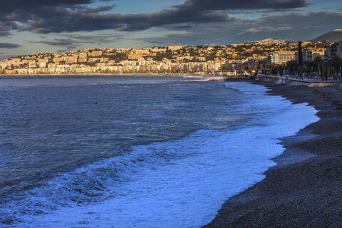 Frankreich, Provence-Alpes-Cote d'Azur, Nizza, Stadtansicht im Morgenlicht, Strand, lizenzfreies Stockfoto