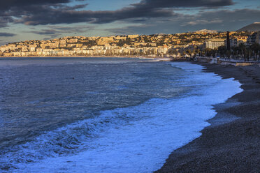 Frankreich, Provence-Alpes-Cote d'Azur, Nizza, Stadtansicht im Morgenlicht, Strand - ABOF00371