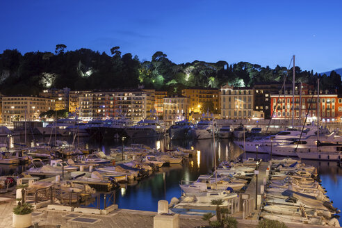 Frankreich, Provence-Alpes-Côte d'Azur, Nizza, Port Lympia zur blauen Stunde - ABOF00378