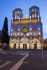 Frankreich, Provence-Alpes-Cote d'Azur, Nizza, Basilika Notre-Dame de Nice in der Abenddämmerung - ABOF00379