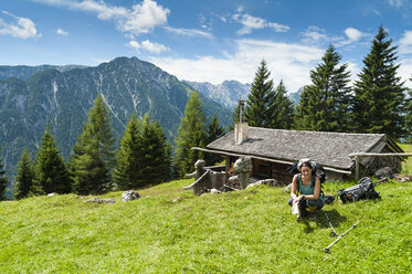 Austria, Tyrol, Rofan Mountains, female hiker - UMF00816