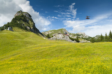 Österreich, Tirol, Maurach, Rofan-Gebirge, Seilbahn, Airrofan Skyglider über Blumenwiese - UMF00819