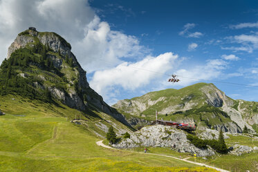 Österreich, Tirol, Maurach, Rofan-Gebirge, Seilbahn, Airrofan Skyglider über Blumenwiese - UMF00820