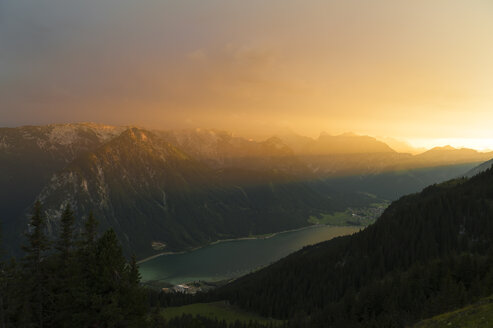 Österreich, Tirol, Maurach, Rofangebirge, Achensee bei Sonnenuntergang - UMF00825