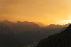 Österreich, Tirol, Maurach, Rofangebirge bei Sonnenuntergang - UMF00826