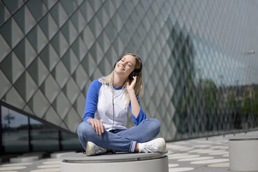 Young blond woman with earphones - BFRF01830