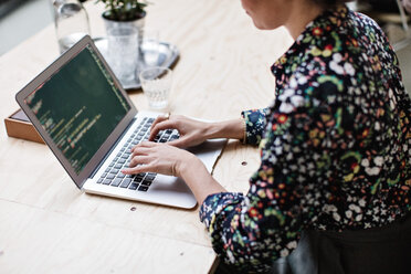 Midsection der Geschäftsfrau mit Laptop am Tisch im Büro - MASF07625