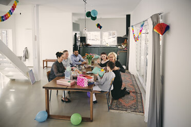 Hohe Winkel Ansicht der Familie genießen Geburtstagsfeier zu Hause - MASF07934
