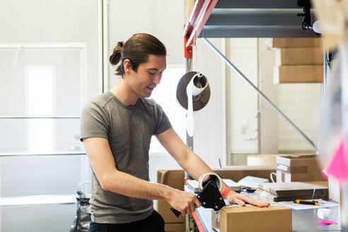 Arbeiter beim Verpacken von Kartons im Auslieferungslager - MASF07999