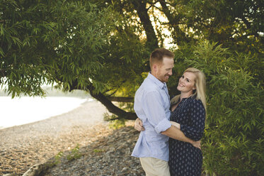 Mid adult couple hugging at Lake Ontario, Oshawa, Kanada - CUF20913