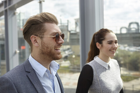 Junger Geschäftsmann und Frau auf städtischer Fußgängerbrücke, London, UK, lizenzfreies Stockfoto