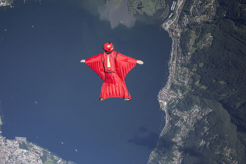 Wingsuit-Fallschirmpilot fliegt über den See, Locarno, Tessin, Schweiz - CUF21013