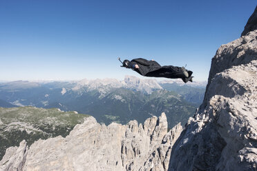 Wingsuit BASE-Springer beim Sprung von einer Klippe, Italienische Alpen, Alleghe, Belluno, Italien - CUF21016