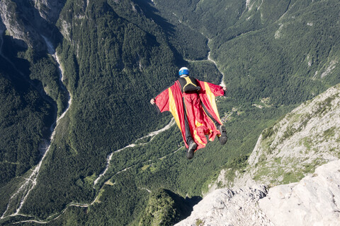 Wingsuit BASE-Springer fliegt runter, Italienische Alpen, Alleghe, Belluno, Italien, lizenzfreies Stockfoto