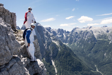 BASE-Springer bereiten sich auf einen gemeinsamen Sprung von einer Klippe vor, Italienische Alpen, Alleghe, Belluno, Italien - CUF21021