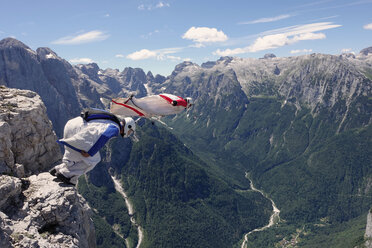 BASE Jumping Wingsuit-Piloten springen gemeinsam von einer Klippe und ins Tal, Italienische Alpen, Alleghe, Belluno, Italien - CUF21022