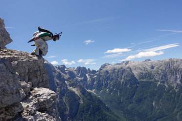 Wingsuit-BASE-Springer bereitet sich auf den Sprung von einer Klippe vor, Italienische Alpen, Alleghe, Belluno, Italien - CUF21024