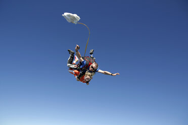 Tandem-Skydiver im freien Fall mit geöffnetem Fallschirm, Interlaken, Bern, Schweiz - CUF21028