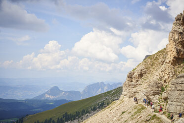 Panoramaansicht von Wanderern auf einem Bergpfad, Österreich - CUF21056