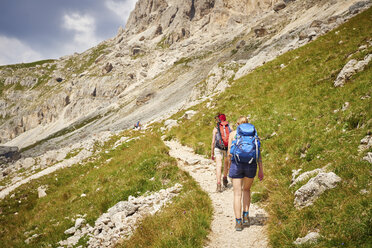 Rückansicht von Wanderern auf einem Bergpfad, Österreich - CUF21057