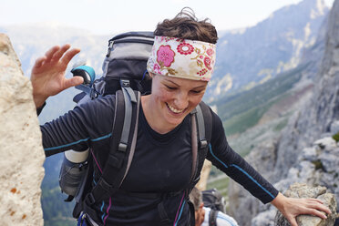 Frau wandert lächelnd auf einen Berg, Österreich - CUF21058