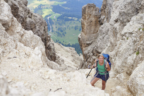 Frau wandert auf Berg und schaut lächelnd in die Kamera, Österreich - CUF21061