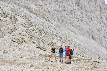 Wanderer am Fuße eines felsigen Berges, Österreich - CUF21062