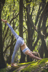 Frau übt Yoga im Wald - CUF21068