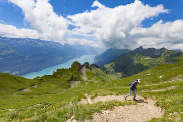 Mann auf Bergpfad, Brienzer Rothorn, Berner Oberland, Schweiz - CUF21155