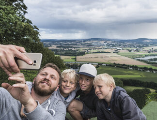 Vater und Söhne machen ein Selfie - CUF21166