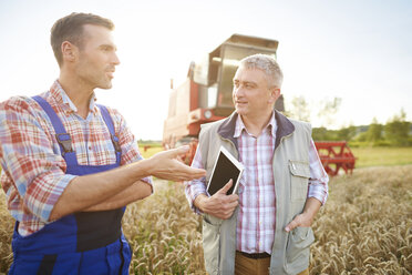 Landwirte im Weizenfeld bei einer Diskussion - CUF21171