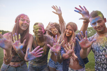 Porträt einer Gruppe von Freunden auf einem Fest, bedeckt mit bunter Pulverfarbe - CUF21176