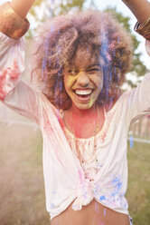 Porträt einer jungen Frau auf einem Fest, bedeckt mit bunter Pulverfarbe - CUF21181