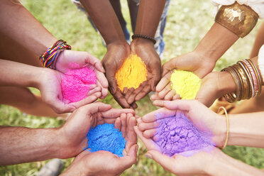 Gruppe von Freunden auf einem Fest, die bunte Pulverfarbe in den Händen halten, Nahaufnahme - CUF21182