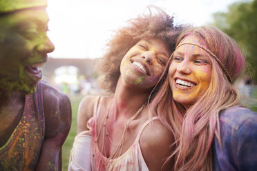 Gruppe von Freunden auf einem Festival, bedeckt mit bunter Pulverfarbe - CUF21183