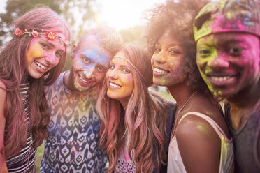 Porträt einer Gruppe von Freunden auf einem Fest, bedeckt mit bunter Pulverfarbe - CUF21186