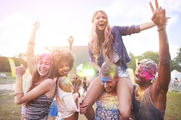 Porträt einer Gruppe von Freunden auf einem Fest, bedeckt mit bunter Pulverfarbe - CUF21187
