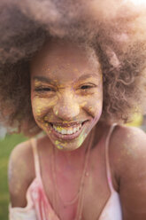 Porträt einer jungen Frau auf einem Fest, bedeckt mit bunter Pulverfarbe - CUF21222