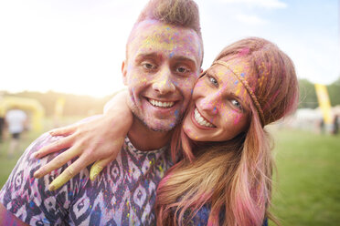 Zwei Freunde auf einem Festival, bedeckt mit bunter Pulverfarbe - CUF21228