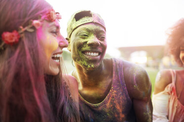 Gruppe von Freunden auf einem Festival, bedeckt mit bunter Pulverfarbe - CUF21229