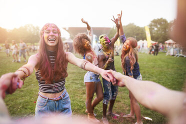 Gruppe von Freunden auf einem Festival, bedeckt mit bunter Pulverfarbe - CUF21230