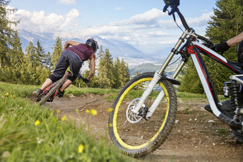 Österreich, Tirol, Downhill-Mountainbikerin - CVF00638