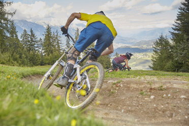 Österreich, Tirol, Downhill-Mountainbiker - CVF00639