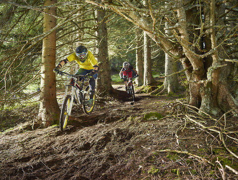 Österreich, Tirol, Downhill-Mountainbikerin und Downhill-Mountainbiker, lizenzfreies Stockfoto