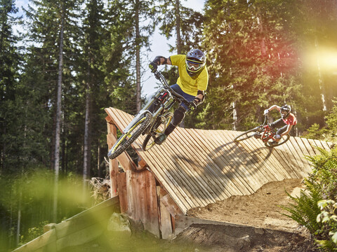 Österreich, Tirol, Downhill-Mountainbikerin und Downhill-Mountainbiker, lizenzfreies Stockfoto