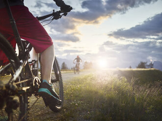 Österreich, Tirol, Downhill-Mountainbikerin und Downhill-Mountainbiker - CVF00646