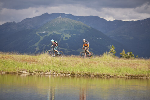 Austria, Tyrol, male and female mountainbiker - CVF00647