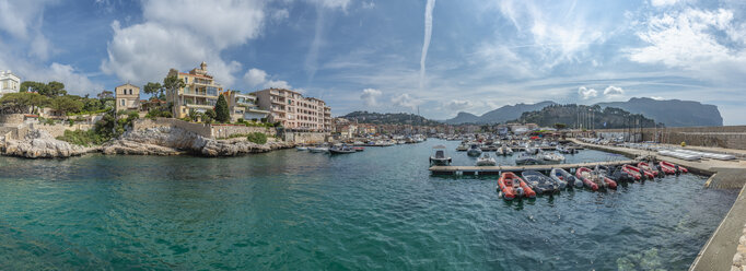 Frankreich, Provence-Alpes-Cote d'Azur, Bouches-du-Rhone, Cassis, Hafen, Hafeneinfahrt - FRF00665